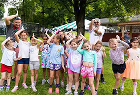 Vinny and Steve sharing laughs with the Skidmore girls!